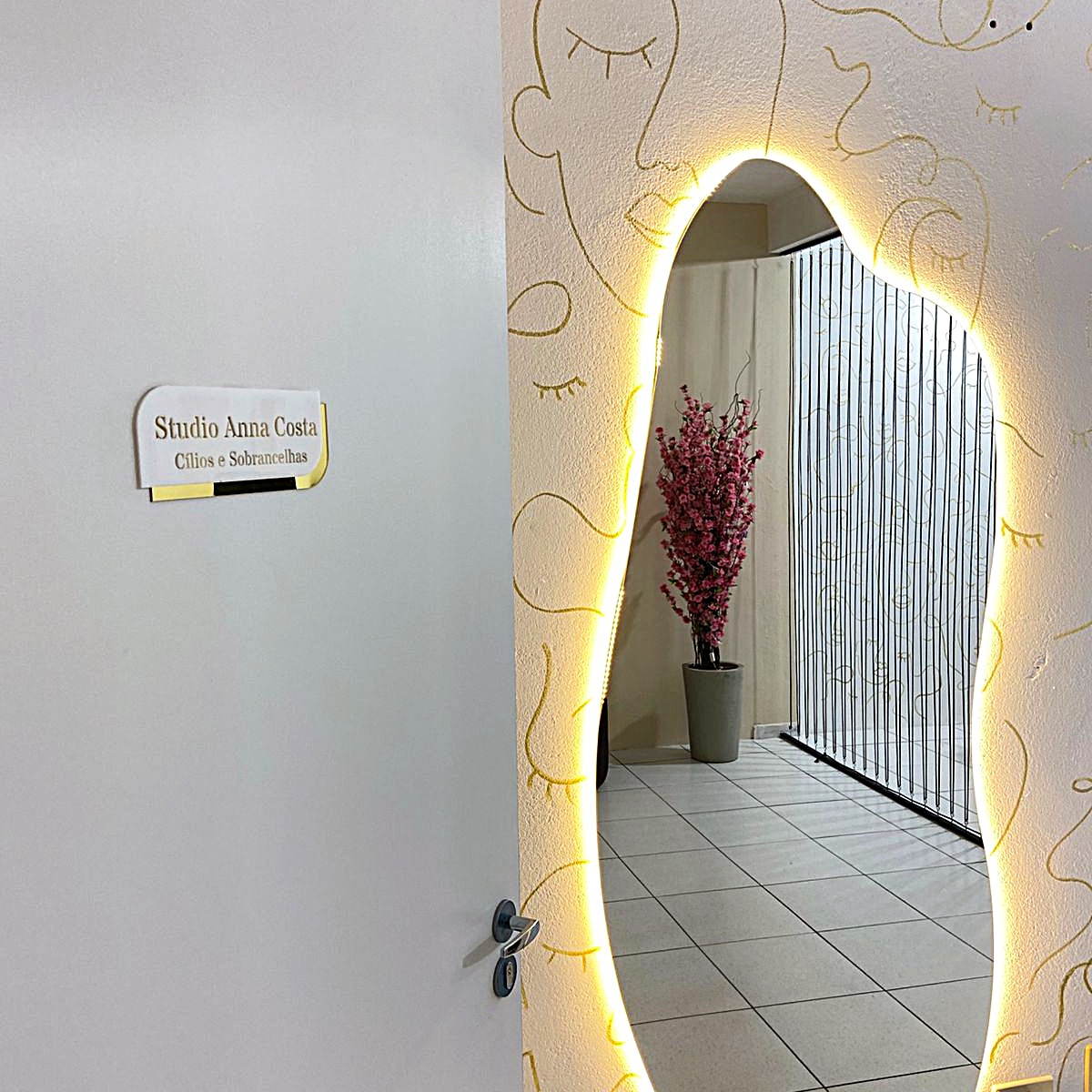 Equipamentos modernos do Studio Anna Costa para extensão de cílios